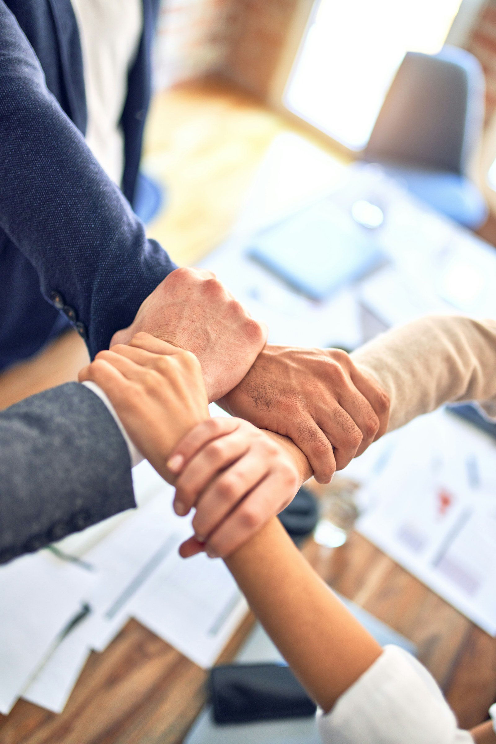 Personas coordinando una estrategia de protección